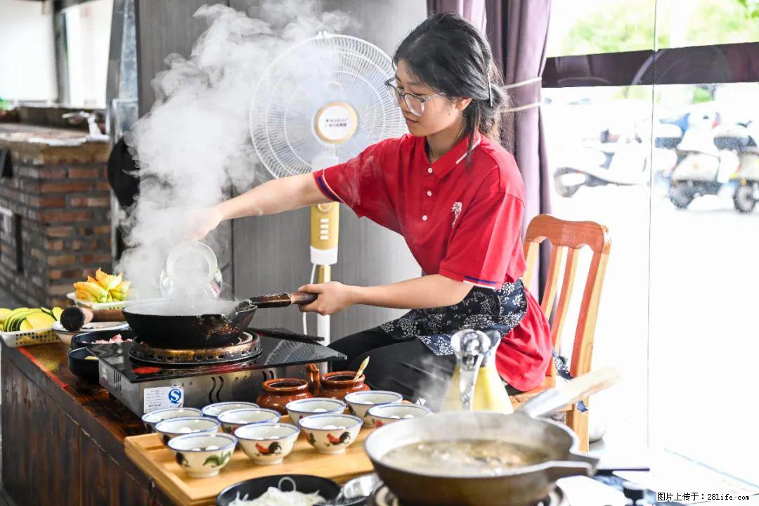 全网追的“扁担女孩”,找了一份暑假工,时薪12元 - 荆门生活资讯 - 荆门28生活网 jingmen.28life.com